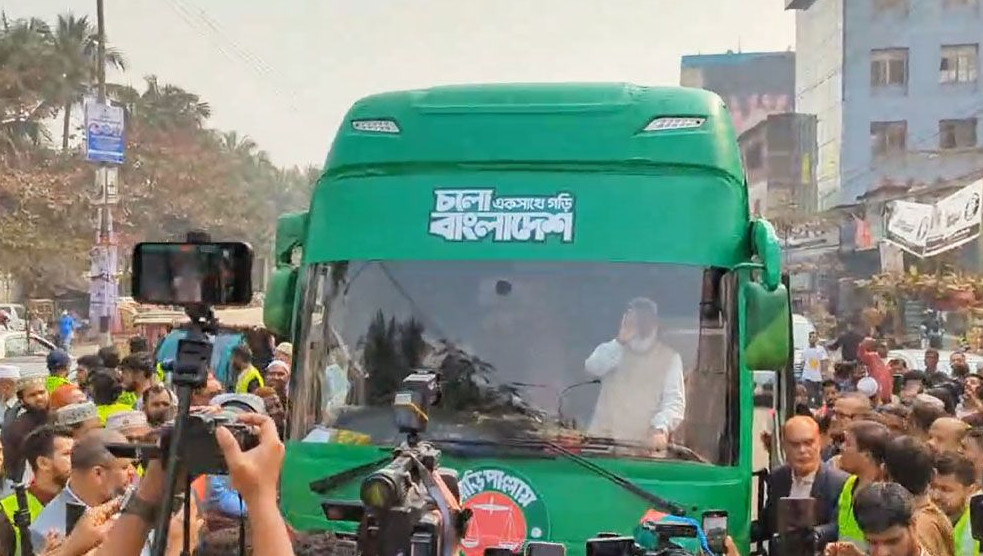 তারেক রহমানের মতো এবার বাসে নির্বাচনী প্রচারণা শুরু করলেন জামায়াত আমির