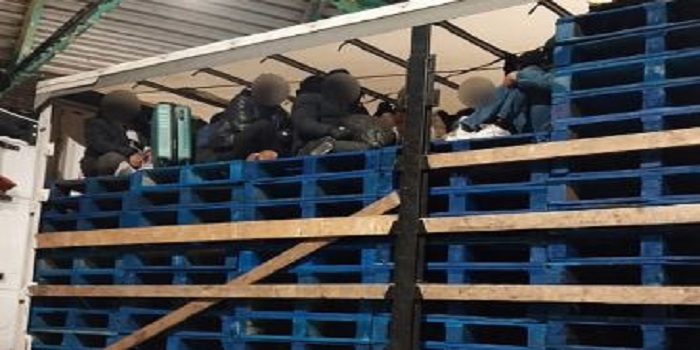 লন্ডন থেকে লরিতে ফ্রান্স পাচারকালে ২৩ বাংলাদেশি উদ্ধার