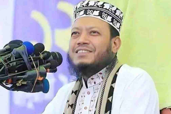 কোকোকে নিয়ে কটুক্তি, খুলনায় আমির হামজার বিরুদ্ধে মামলা