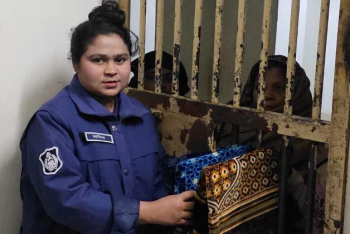 হাজতখানায় আসামিদের নামাজ আদায়ের জন্য জায়নামাজ বিতরণ করলেন সিজেএম