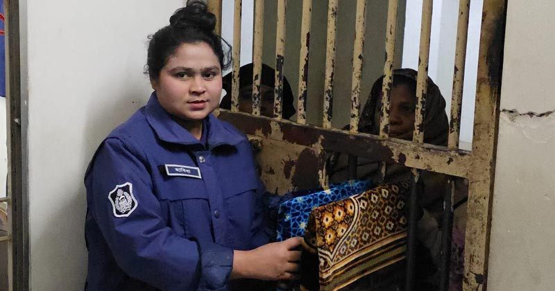 হাজতখানায় আসামিদের নামাজ আদায়ের জন্য জায়নামাজ বিতরণ করলেন সিজেএম