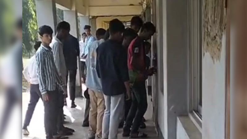 নির্বাচনি পরীক্ষায় ৭ বিষয়ে ফেল, শ্রেণিকক্ষে তালা দিলো বিএনপি নেতার ছেলে