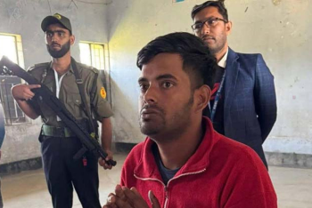 ভোটের ব্যালট পেপার নিয়ে পালানোর সময় যুবক আটক