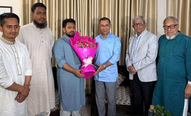 নাহিদ ইসলামের বাসায় তারেক রহমান