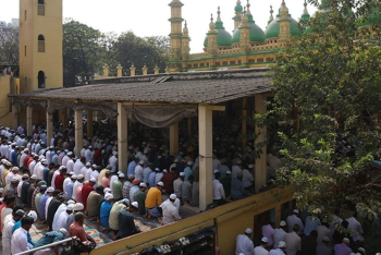 রমজানের প্রথম জুমায় কলকাতাসহ প্রস্তাবিত বাবরি মসজিদে মুসল্লিদের ঢল