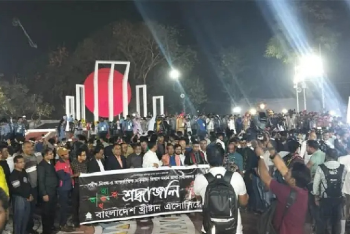 শ্রদ্ধা জানাতে কেন্দ্রীয় শহীদ মিনারে সর্বস্তরের মানুষের ঢল