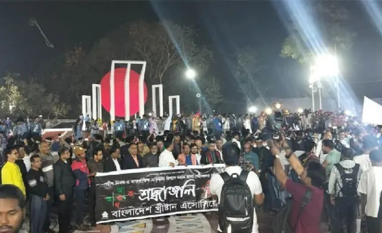 শ্রদ্ধা জানাতে কেন্দ্রীয় শহীদ মিনারে সর্বস্তরের মানুষের ঢল