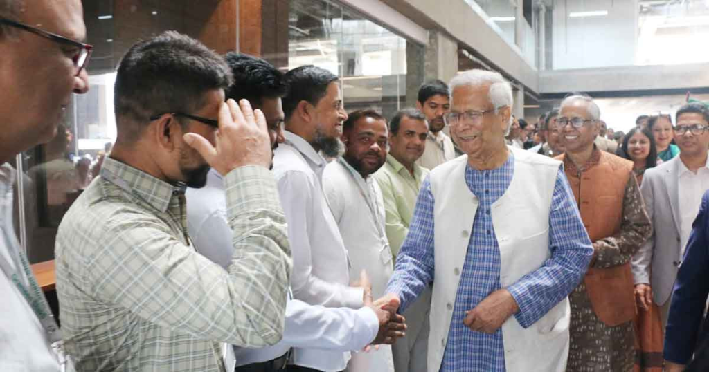 নিজ কর্মস্থলে ফিরে গেলেন অধ্যাপক ইউনুস