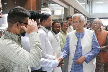 নিজ কর্মস্থলে ফিরে গেলেন অধ্যাপক ইউনুস