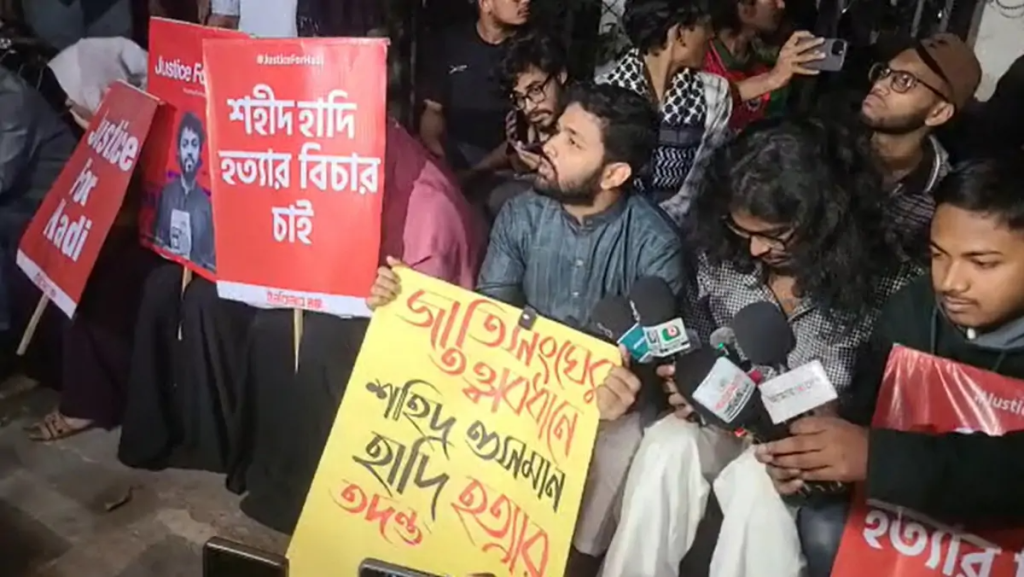 স্বামী হত্যার বিচারের দাবিতে যমুনার সামনে শহীদ হাদির স্ত্রী