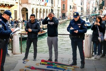 ইতালির ভেনিসে ৩ বাংলাদেশি হকারকে মোটা অঙ্কের জরিমানা