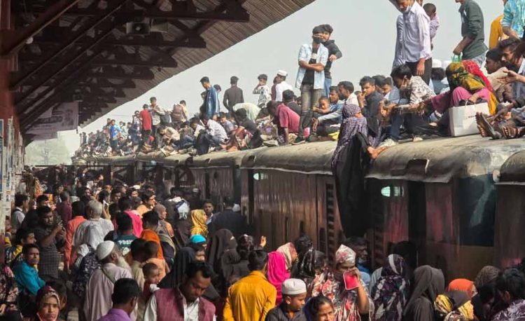 দেশজুড়ে ভোটের উৎসব; স্টেশন ও টার্মিনালগুলোতে মানুষের উপচে পড়া ভিড়