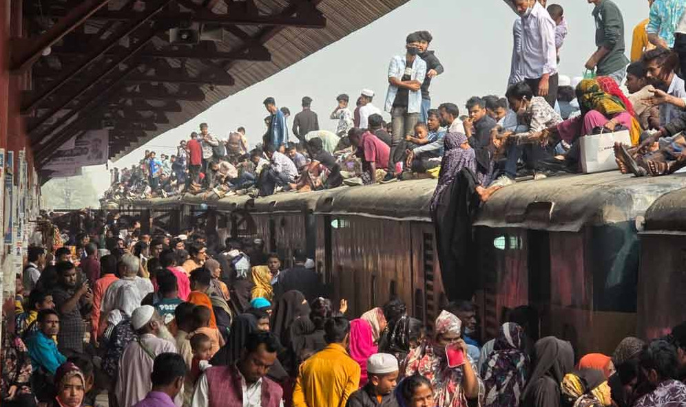 দেশজুড়ে ভোটের উৎসব; স্টেশন ও টার্মিনালগুলোতে মানুষের উপচে পড়া ভিড়