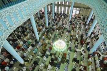 প্রথম তারাবিতে জাতীয় মসজিদ বায়তুল মোকাররমে মুসল্লিদের ঢল