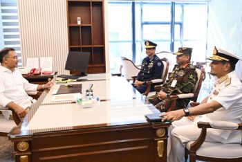 প্রধানমন্ত্রীর সঙ্গে তিন বাহিনী প্রধানের সাক্ষাৎ