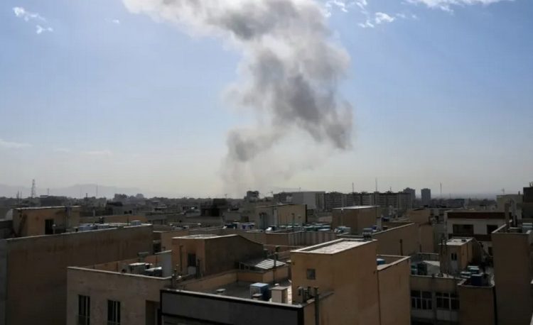 আমেরিকার সঙ্গে আলোচনার মধ্যেই ইরানে হামলা চালিয়েছে ইসরাইল