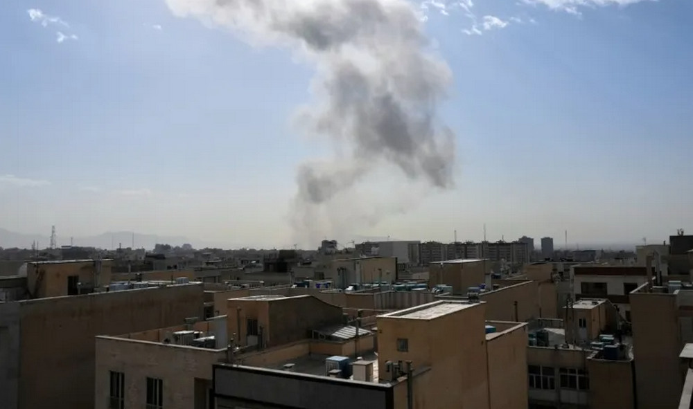 আমেরিকার সঙ্গে আলোচনার মধ্যেই ইরানে হামলা চালিয়েছে ইসরাইল