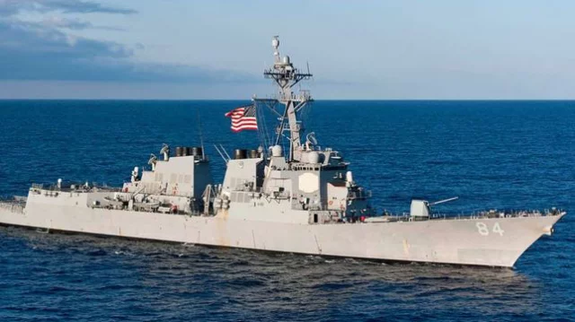 মার্কিন জাহাজকে ইরানের জলসীমা এড়িয়ে চলার নির্দেশ