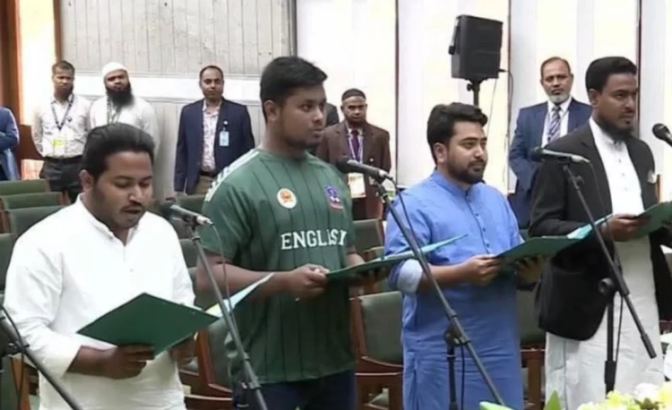 আইকনিক সেই জার্সি পরেই শপথ নিলেন হাসনাত আবদুল্লাহ