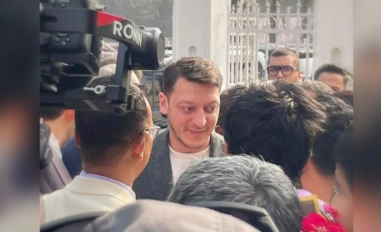 হঠাৎ বাংলাদেশ সফরে জার্মানির বিশ্বকাপজয়ী মেসুত ওজিল, ভক্তদের উচ্ছ্বাস