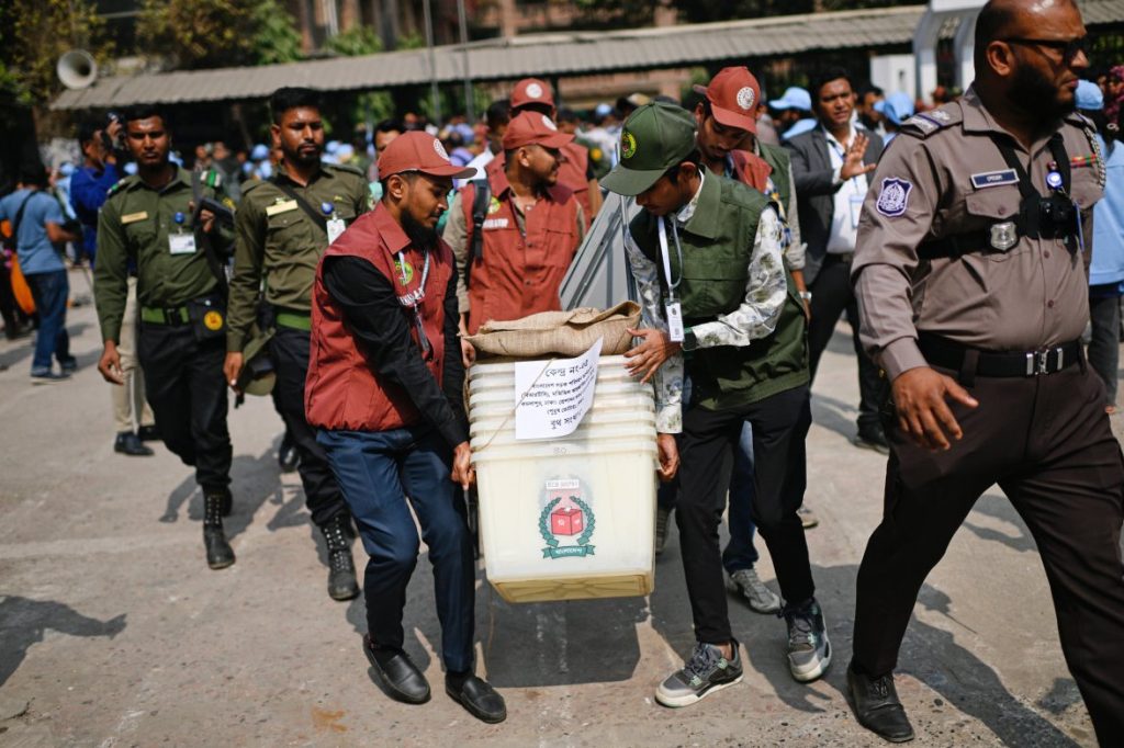 সারাদেশে ভোট উৎসব, কেন্দ্রে-কেন্দ্রে যাচ্ছে ব্যালট