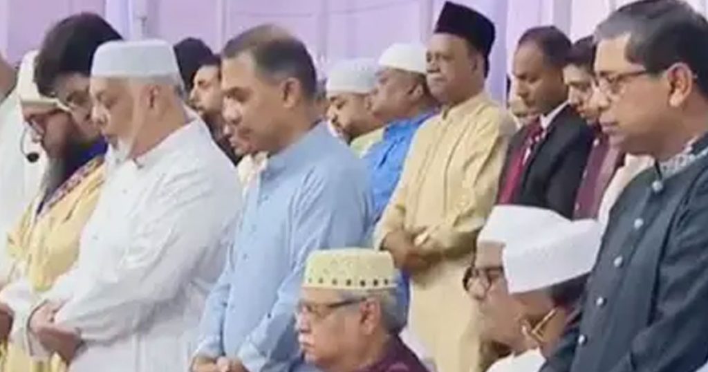 দীর্ঘ তিন দশকেরও বেশি সময় পর জাতীয় ঈদগাহে কোনো প্রধানমন্ত্রীর নামাজ আদায়