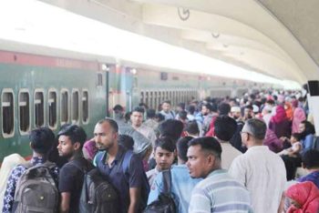 সিগন্যাল ত্রুটিতে কমলাপুর রেলওয়ে স্টেশনে ভোগান্তিতে যাত্রীরা