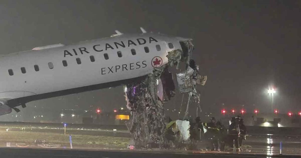 রানওয়েতে বিমানের সঙ্গে গাড়ির সংঘর্ষ!