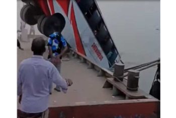 দৌলতদিয়া ফেরিঘাটে যাত্রীবাহী বাস উল্টে নদীতে, বহু হতাহতের শঙ্কা