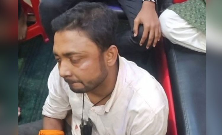 এক ছিনতাইকারীকে ধরে কবজি কেটে দিল জনতা