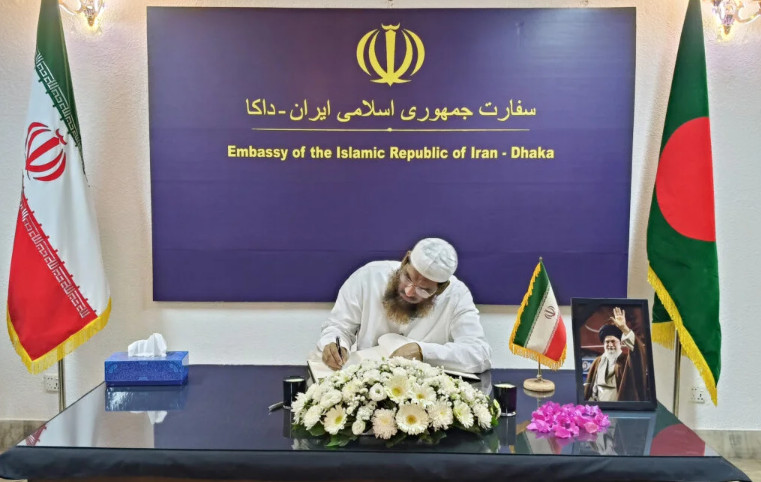 আয়াতুল্লাহ খামেনির শোকবইতে স্বাক্ষর করলেন মাওলানা মামুনুল হক