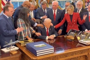 ট্রাম্পের জন্য খ্রিস্টান যাজকদের বিশেষ প্রার্থনা