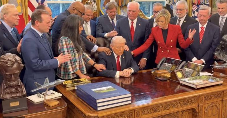 ট্রাম্পের জন্য খ্রিস্টান যাজকদের বিশেষ প্রার্থনা