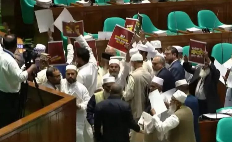 রাষ্ট্রপতির ভাষণের সময় প্ল্যাকার্ড হাতে বিরোধী দলের ওয়াক আউট