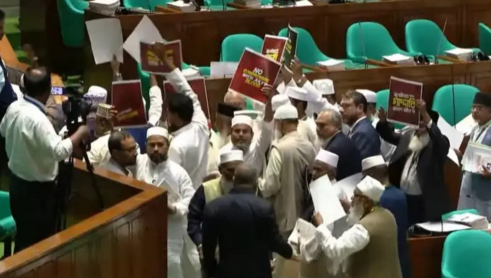 রাষ্ট্রপতির ভাষণের সময় প্ল্যাকার্ড হাতে বিরোধী দলের ওয়াক আউট