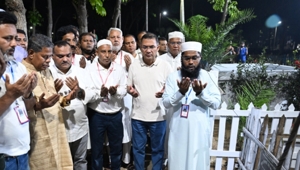 দিনাজপুরে নানা-নানির কবর জিয়ারত করলেন প্রধানমন্ত্রী