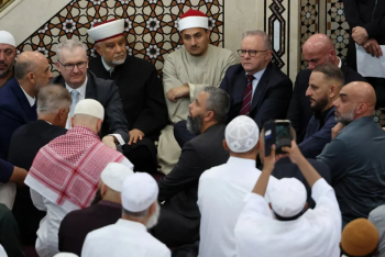 ইসরাইলি গণহত্যা সমর্থন করায় ঈদের দিন অস্ট্রেলিয়ার প্রধানমন্ত্রীকে মসজিদ থেকে বের করে দিলেন মুসুল্লিরা