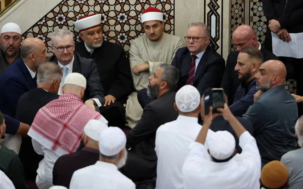 ইসরাইলি গণহত্যা সমর্থন করায় ঈদের দিন অস্ট্রেলিয়ার প্রধানমন্ত্রীকে মসজিদ থেকে বের করে দিলেন মুসুল্লিরা