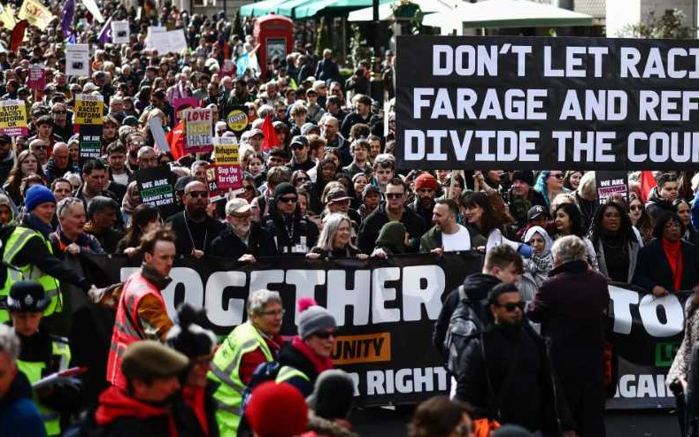 লন্ডনে মুসলিমবিদ্বেষের বিরুদ্ধে বিশাল বিক্ষোভ মিছিল