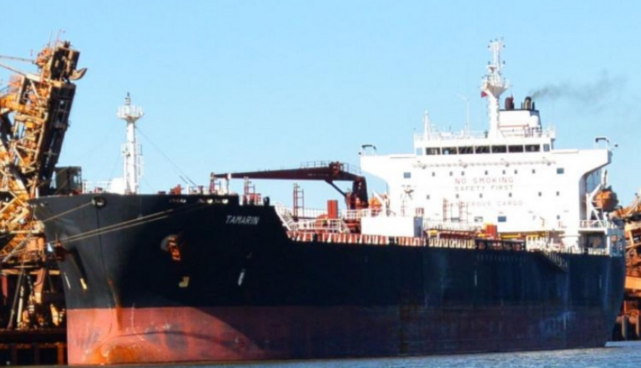 ২৭ হাজার টন ডিজেল নিয়ে চট্টগ্রাম বন্দরে ফুয়েল ট্যাংকার