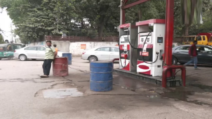 রাজধানীতে অধিকাংশ পাম্প তেলশূন্য, আজও ভোগান্তি