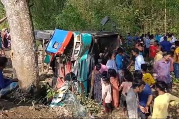 এবার গাছে ধাক্কা খেয়ে উল্টে গেল বাস