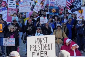 ইরান ইস্যুতে ট্রাম্পবিরোধী বিক্ষোভে উত্তাল যুক্তরাষ্ট্র, সরকারি স্থাপনায় হামলা