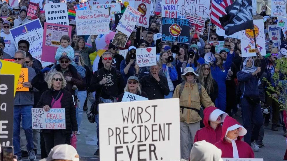 ইরান ইস্যুতে ট্রাম্পবিরোধী বিক্ষোভে উত্তাল যুক্তরাষ্ট্র, সরকারি স্থাপনায় হামলা