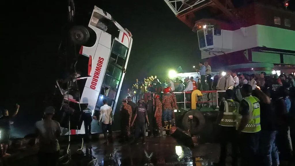 বাসডুবির ঘটনায় নিহত বেড়ে ২৩, পরিচয় শনাক্ত ২১