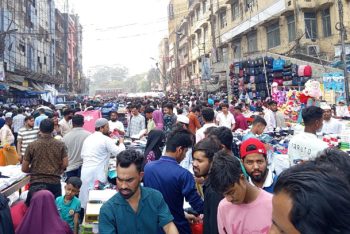 ঈদের কেনাকাটা: বাজেট মেলাতে ফুটপাতই ভরসা মধ্যবিত্তদের