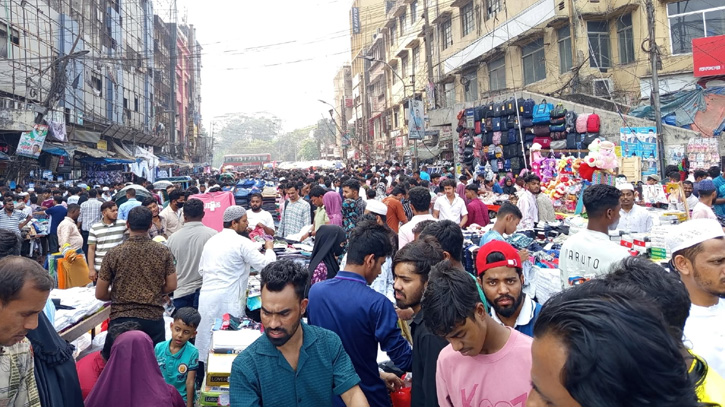 ঈদের কেনাকাটা: বাজেট মেলাতে ফুটপাতই ভরসা মধ্যবিত্তদের