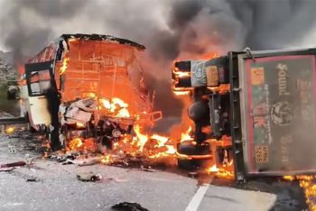 ভারতে বাস-লরির সংঘর্ষে আগুন, নিহত ১৩