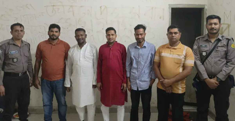 নিষিদ্ধ আ. লীগের ঝটিকা মিছিল, সরকারি কর্মচারীসহ গ্রেপ্তার ৫