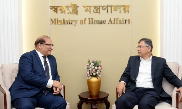 স্বরাষ্ট্রমন্ত্রীর সঙ্গে পাকিস্তানের হাইকমিশনারের সৌজন্য সাক্ষাৎ